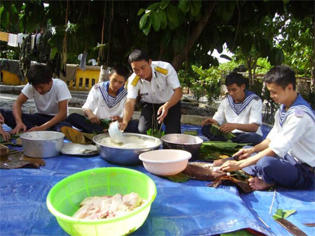 Mỗi hạ sĩ quan, binh sĩ xuất ngũ đợt 1-2015 được bảo đảm một túi quà Tết