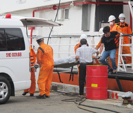 Đưa 3 nạn nhân Tàu Bulk Jupiter vào cảng Vũng Tàu