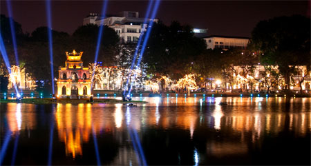 Không khí đón Xuân về đêm ở hai đầu đất nước