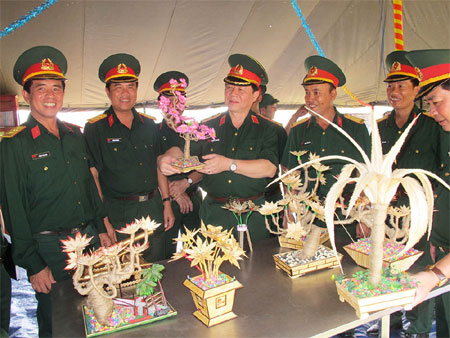 Chăm lo Tết cho người có công và người nghèo