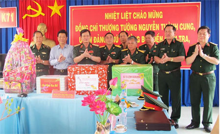 Thượng tướng Nguyễn Thành Cung kiểm tra các đơn vị phía Nam