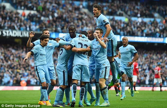 Smalling nhận thẻ đỏ, MU may mắn chỉ thua Man City một bàn