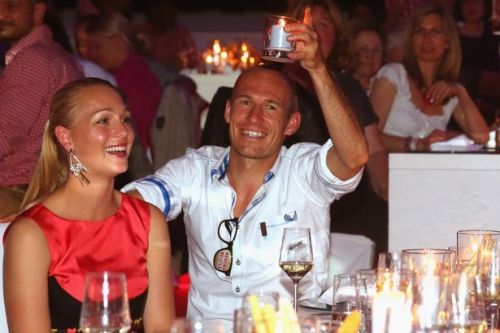 Louis van Gaal: Phải vui vẻ thì đá mới hay