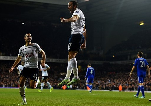 Gục ngã tại White Hart Lane, Chelsea để Man City san bằng điểm số