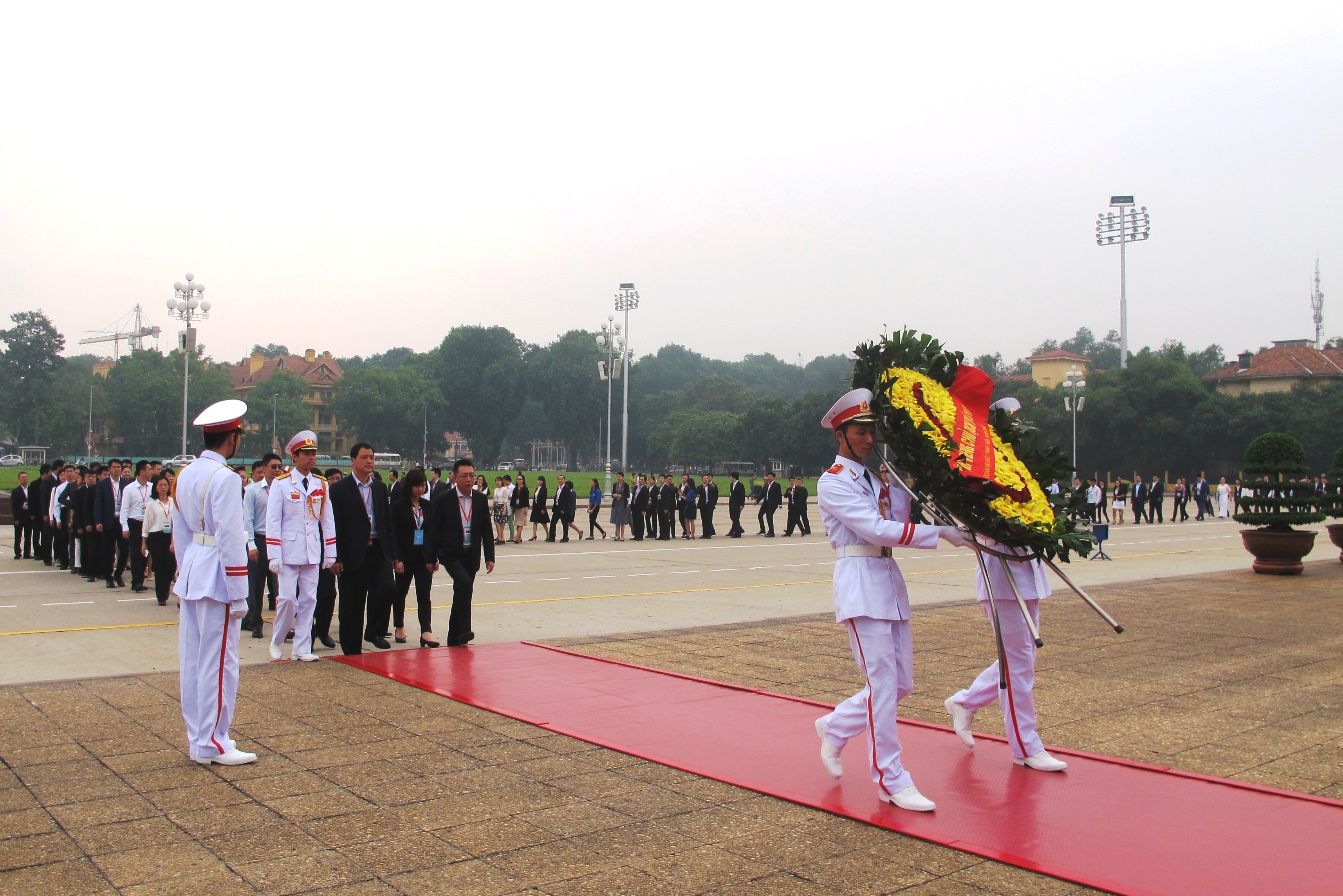 Đoàn đại biểu thanh niên Trung Quốc vào Lăng viếng Chủ tịch Hồ Chí Minh