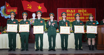 Cán bộ, chiến sĩ, nhân viên tiếp tục phấn đấu thi đua hoàn thành tốt nhiệm vụ