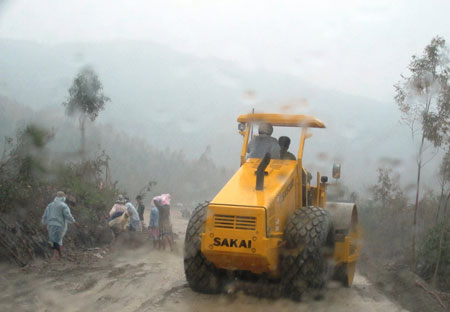 Thi công khu vực an táng Đại tướng Võ Nguyên Giáp trong mưa