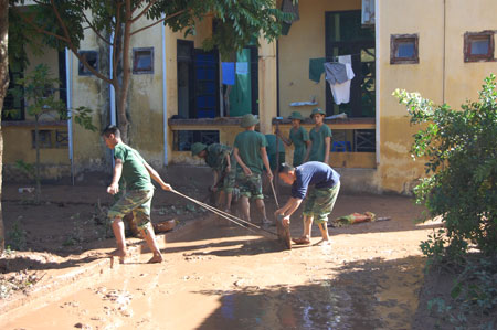 Đồng đội trong lũ dữ