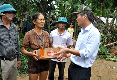 Bộ đội chung tay dọn lũ cùng dân