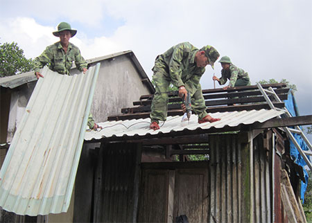 Giúp dân thoát nghèo, thêm vững phên giậu biên cương