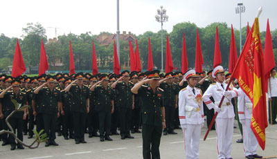 Trao 16 Huy hiệu Bác Hồ cho các cá nhân điển hình tiên tiến