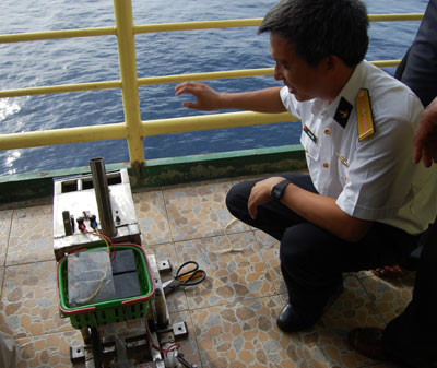 Chiếc máy câu và lời hứa với những người giữ biển