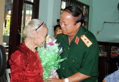 Thăm, tặng quà Trung tâm nuôi dưỡng người có công hai tỉnh Quảng Nam và Quảng Ngãi