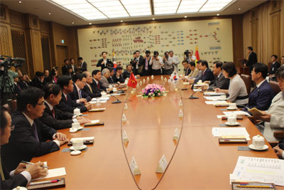 Chủ tịch Quốc hội Nguyễn Sinh Hùng hội đàm với Chủ tịch Quốc hội Hàn Quốc