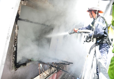 Thành phố Đà Nẵng: Một cơ sở nhôm kính bị bốc cháy
