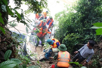 Không quản nắng, mưa, nước xiết