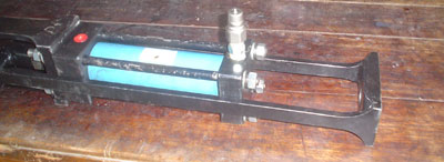 Thiết bị kéo pháo lùi bằng thủy lực