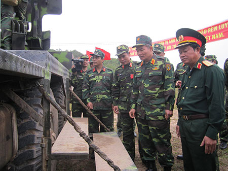 Thượng tướng Đỗ Bá Tỵ chỉ đạo bắn kỹ thuật, chiến thuật các loại hỏa lực tại Quân khu 5