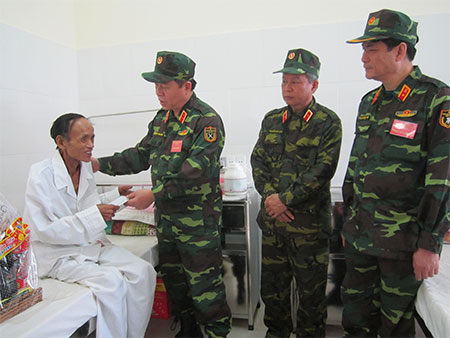  Bộ Quốc phòng: Thăm, tặng quà gia đình chính sách và trung tâm điều dưỡng thương binh