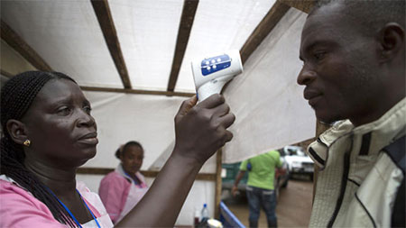 Dấu hiệu tích cực trong cuộc chiến chống dịch bệnh Ê-bô-la