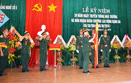 Đón nhận Huân chương Lao động hạng Ba