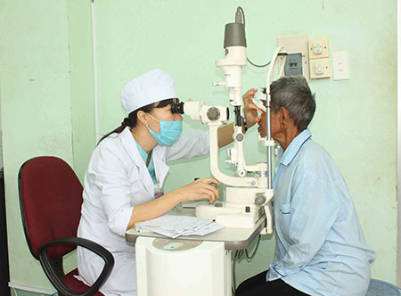 Bệnh viện 211: Phẫu thuật đục thủy tinh thể miễn phí cho người nghèo