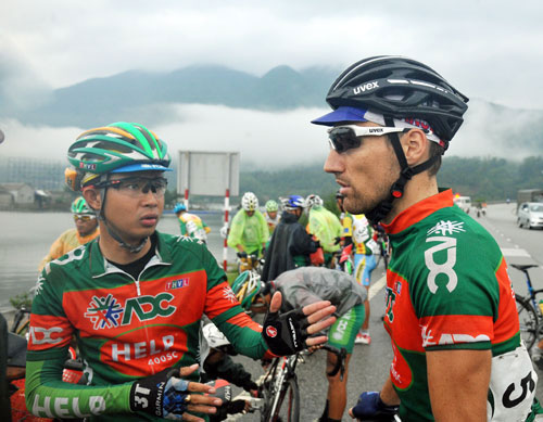  Cua-rơ Pháp lần đầu đến thăm mộ Đại tướng Võ Nguyên Giáp