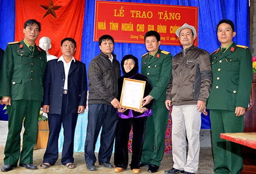 Tặng nhà tình nghĩa mẹ Việt Nam anh hùng Hà Thị Mạo 