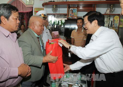 Chủ tịch nước Trương Tấn Sang thăm ngư dân Khánh Hòa