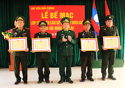 Bế mạc lớp tập huấn cán bộ quản lý biên giới QĐND Lào