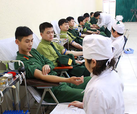 Hiến máu nhân đạo cứu chữa đồng đội