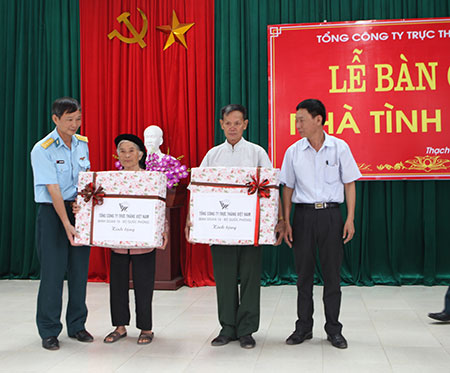 Trao tặng nhà tình nghĩa cho 2 gia đình chính sách