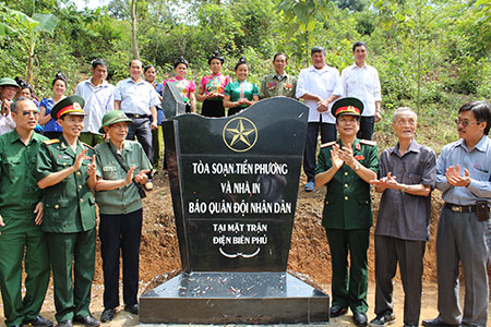 Đặt bia di tích Tòa soạn tiền phương và Nhà in Báo QĐND trong Chiến dịch Điện Biên Phủ