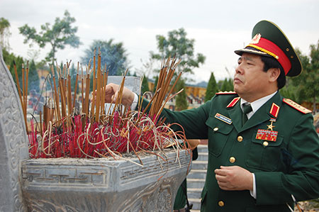 Đoàn đại biểu Quân ủy Trung ương dâng hương, tưởng niệm các anh hùng liệt sĩ Điện Biên Phủ