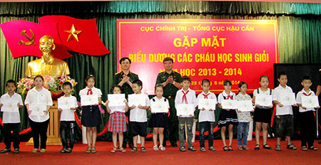 Hơn 100 học sinh giỏi, xuất sắc được khen thưởng