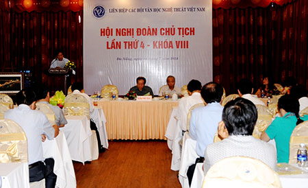 Đẩy mạnh cuộc vận động sáng tác về đề tài cách mạng và kháng chiến