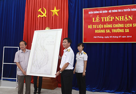 Quân chủng Hải quân tiếp nhận Bộ bản đồ và tư liệu bằng chứng lịch sử Trường Sa, Hoàng Sa