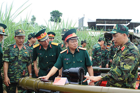 Lữ đoàn binh chủng cơ động vượt chướng ngại nước