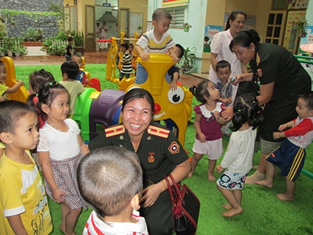 Đoàn Phụ nữ Quân đội nhân dân Lào trao đổi kinh nghiệm hoạt động với Phụ nữ Nhà máy Z113