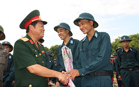 Thượng tướng Đỗ Bá Tỵ dự lễ giao quân tại Bắc Giang