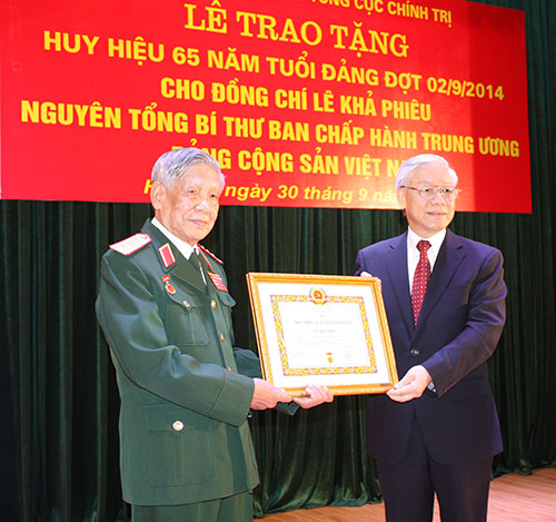 Trao Huy hiệu 65 năm tuổi Đảng tặng đồng chí Lê Khả Phiêu