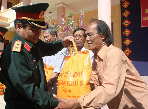 Để đồng bào Xuân này thêm ấm     