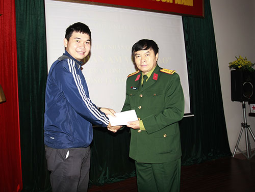 Báo Quân đội nhân dân tiếp nhận quà tặng “Chăn ấm vùng cao”