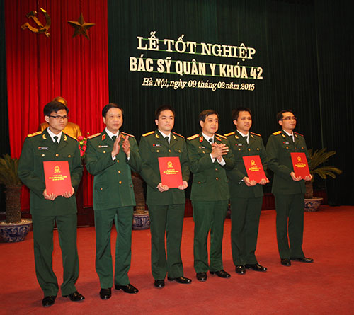 Trao bằng tốt nghiệp Bác sĩ Quân y khóa 42 cho 133 học viên