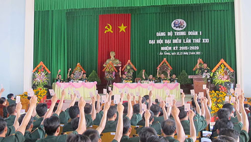 Trung tướng Nguyễn Trọng Nghĩa dự Đại hội Đảng bộ Trung đoàn 1