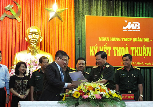 Ngân hàng TMCP Quân đội- Cục Chính trị Quân khu 7 ký kết thỏa thuận hợp tác