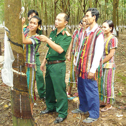 Giúp dân bám bản, xây thế vững biên cương