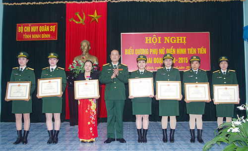 Bộ CHQS tỉnh Ninh Bình biểu dương phụ nữ điển hình