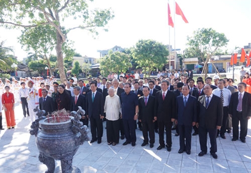 Lãnh đạo Đảng, Nhà nước dâng hương tưởng niệm Tổng Bí thư Nguyễn Văn Linh