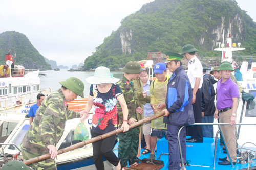 Nỗ lực đưa du khách mắc kẹt ở đảo Cô Tô về đất liền